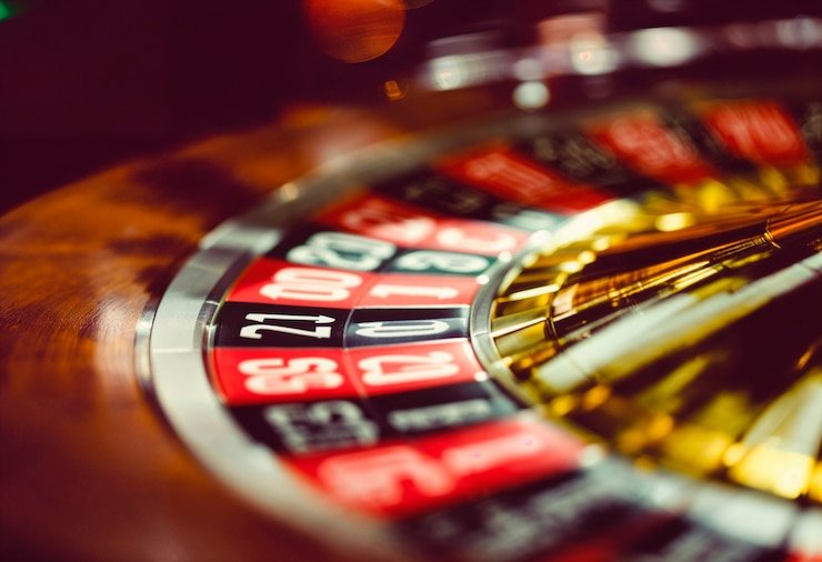 Antarmuka responsif Featured Games di smartphone menampilkan live dealer blackjack